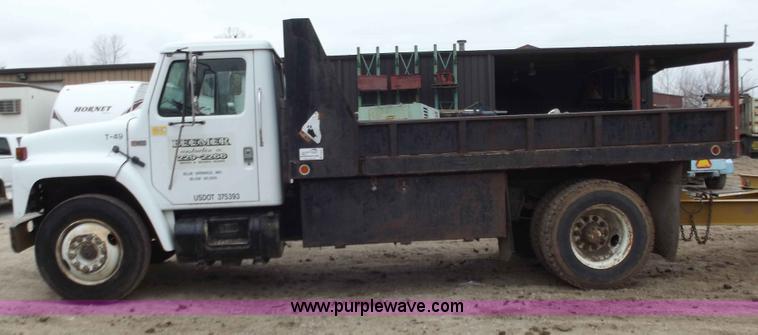 image for item B6237 1984 International 1954 dump truck