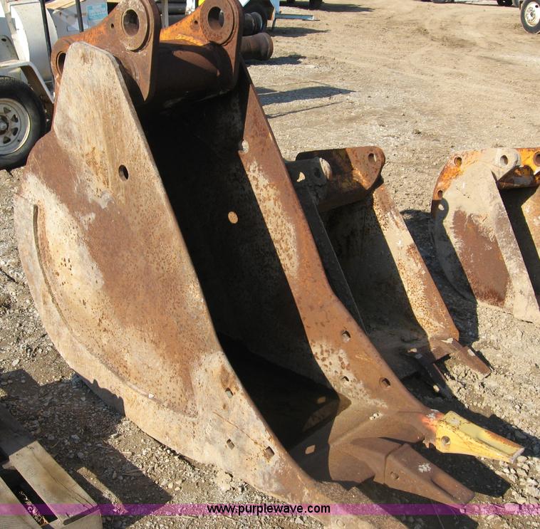 image for item C5989 24" bucket with three teeth