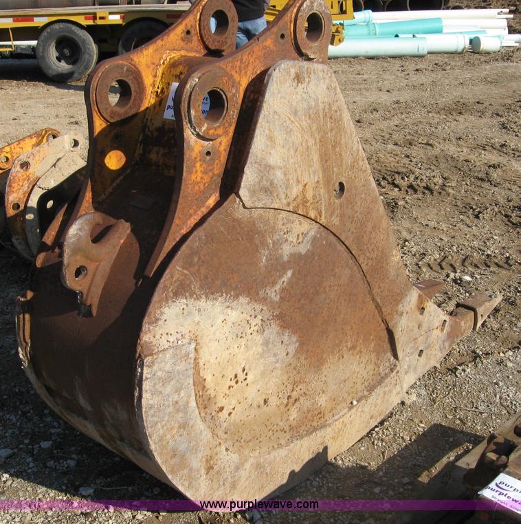 image for item C5989 24" bucket with three teeth