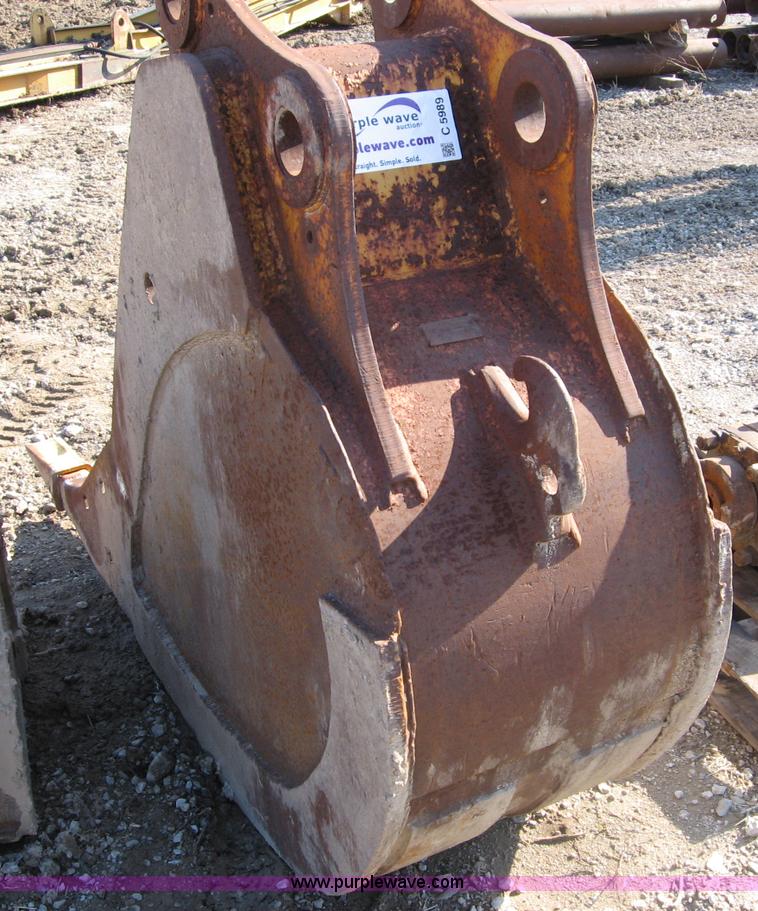 image for item C5989 24" bucket with three teeth