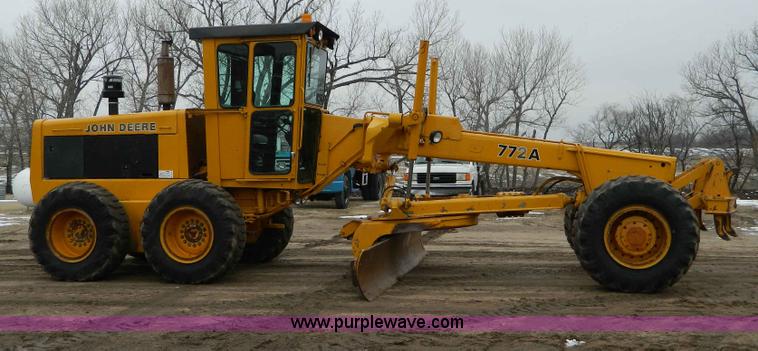 image for item D8767 1984 John Deere 772A motor grader