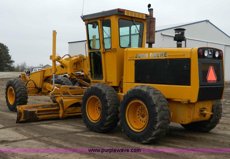 image for item D8767 1984 John Deere 772A motor grader