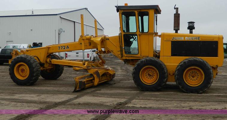 image for item D8767 1984 John Deere 772A motor grader