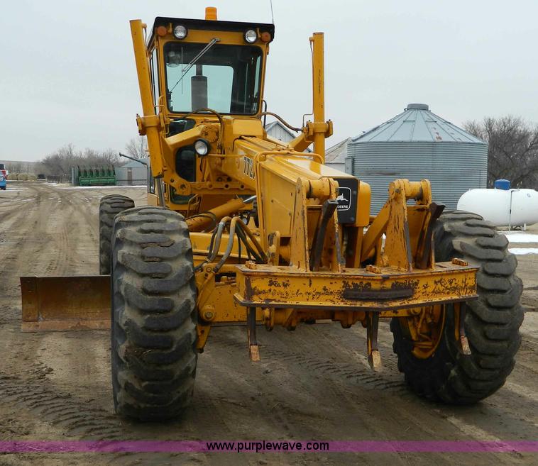 image for item D8767 1984 John Deere 772A motor grader