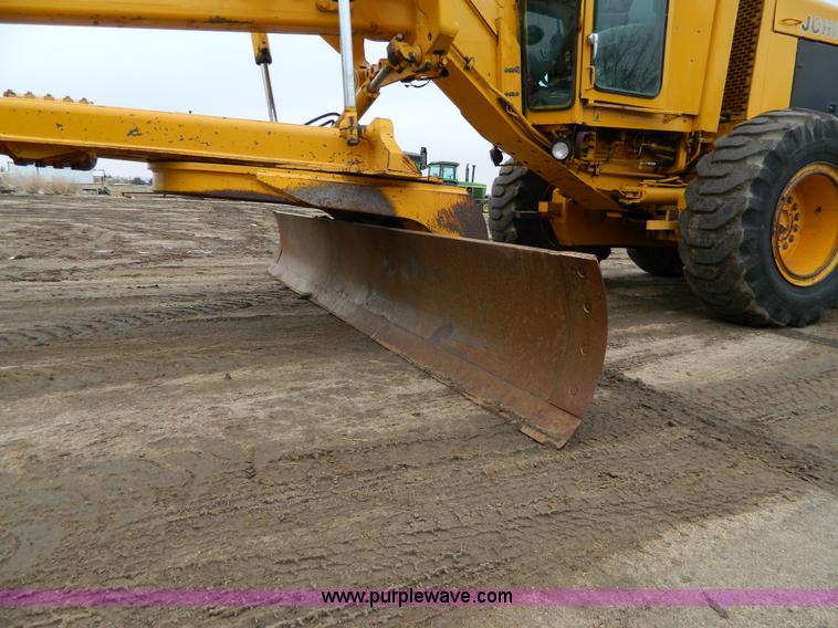 image for item D8767 1984 John Deere 772A motor grader