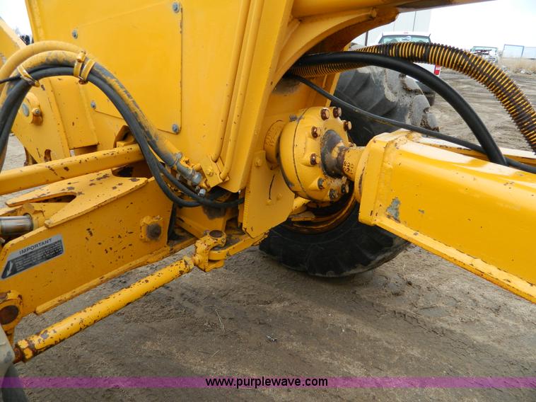 image for item D8767 1984 John Deere 772A motor grader