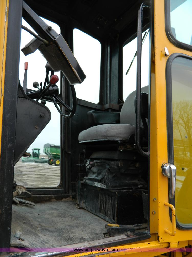 image for item D8767 1984 John Deere 772A motor grader