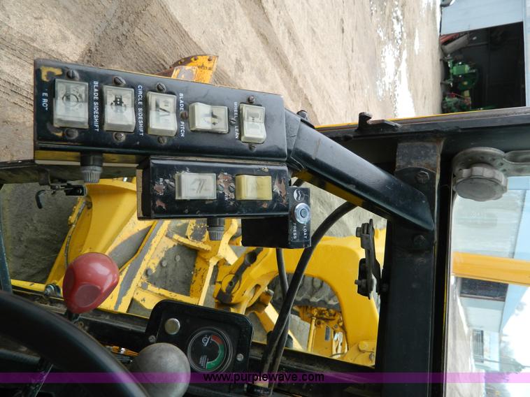 image for item D8767 1984 John Deere 772A motor grader