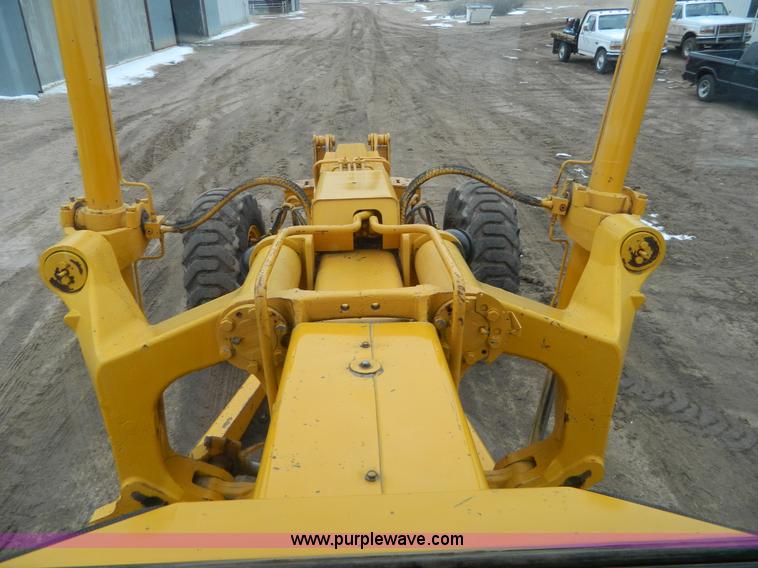 image for item D8767 1984 John Deere 772A motor grader