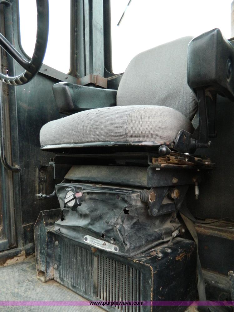 image for item D8767 1984 John Deere 772A motor grader