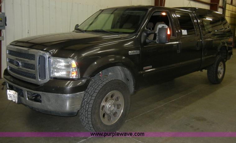 image for item C4081 2005 Ford F350 XLT Super Duty crew cab pickup truck