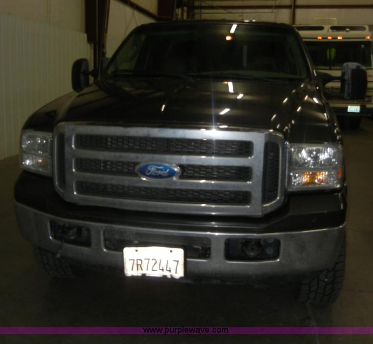 image for item C4081 2005 Ford F350 XLT Super Duty crew cab pickup truck