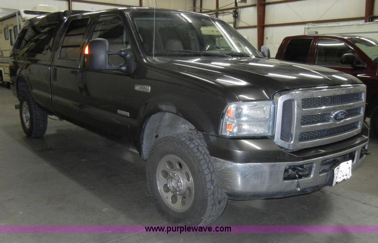 image for item C4081 2005 Ford F350 XLT Super Duty crew cab pickup truck