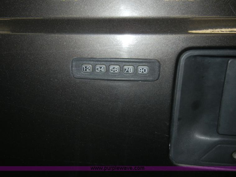 image for item C4081 2005 Ford F350 XLT Super Duty crew cab pickup truck