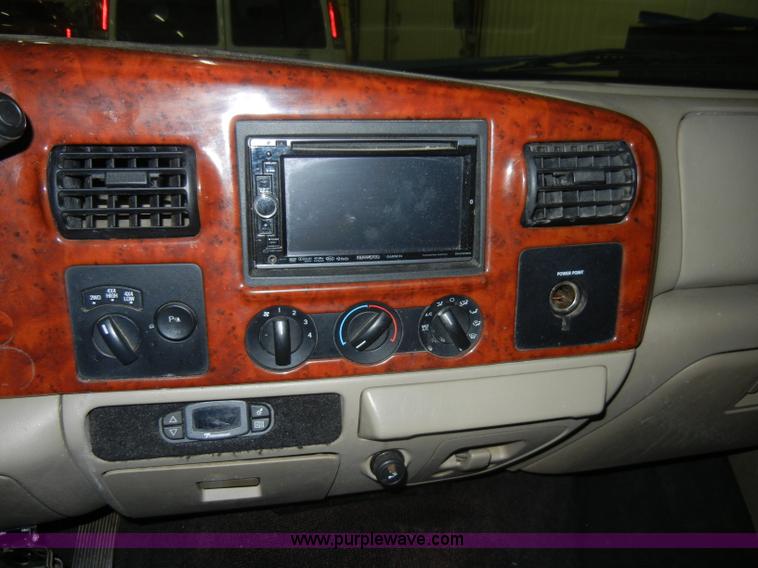 image for item C4081 2005 Ford F350 XLT Super Duty crew cab pickup truck