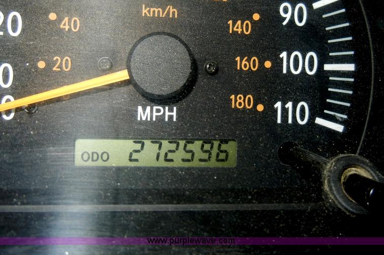 image for item C4082 2002 Toyota Tundra SR5 pickup truck