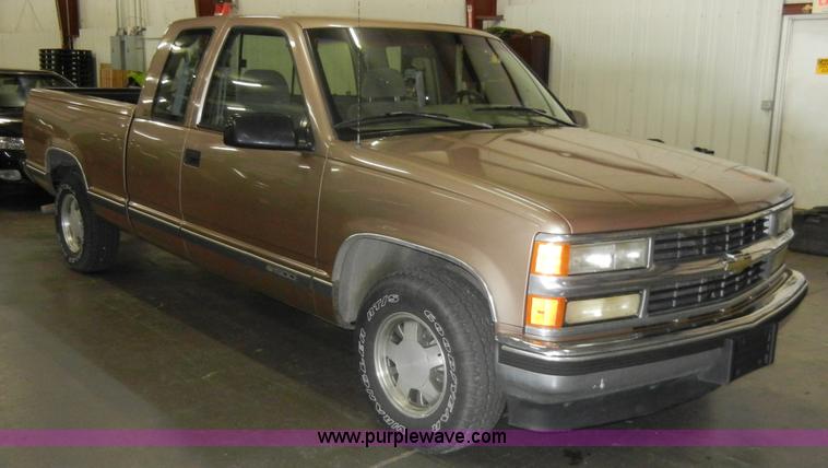 image for item C4088 1996 Chevrolet Silverado 1500 extended cab pickup truck