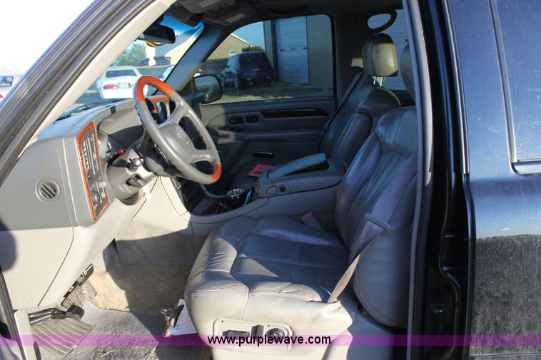 image for item A7319 2002 Cadillac Escalade EXT SUV