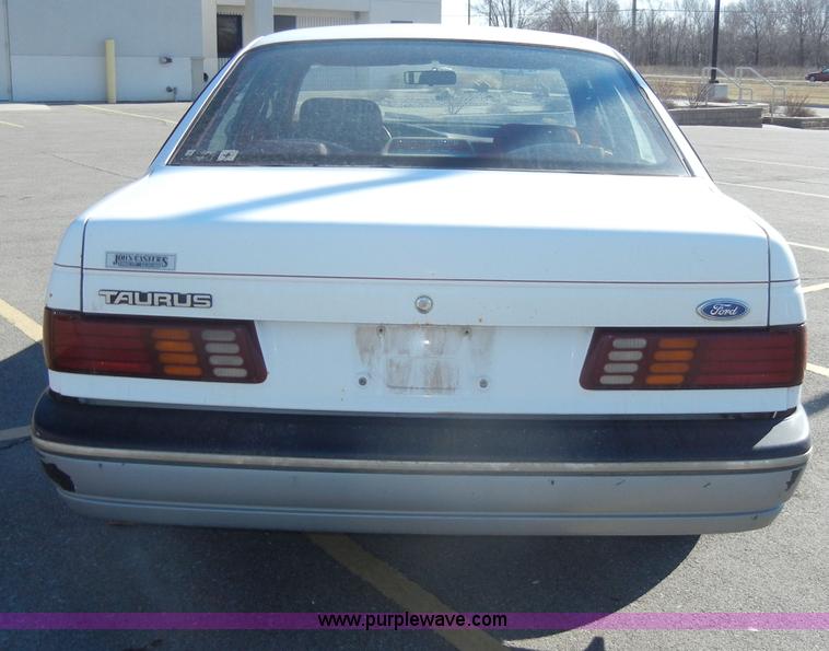 image for item C4072 1987 Ford Taurus LX