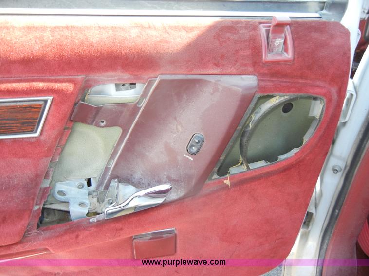 image for item C4072 1987 Ford Taurus LX