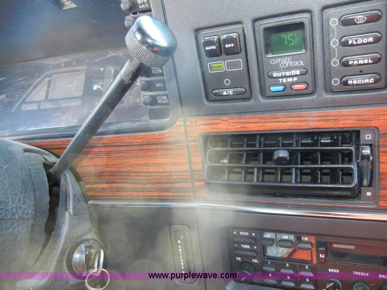 image for item C4072 1987 Ford Taurus LX