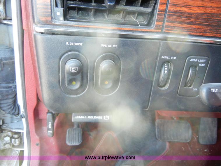 image for item C4072 1987 Ford Taurus LX