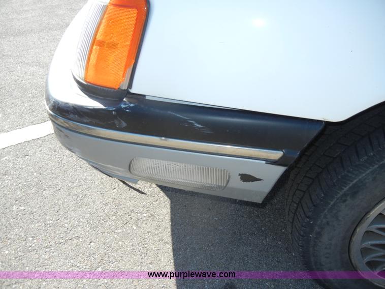 image for item C4072 1987 Ford Taurus LX