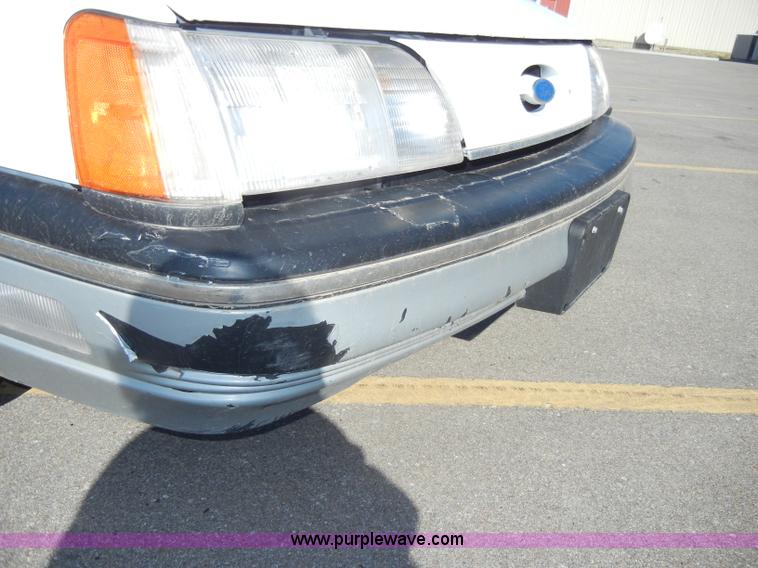 image for item C4072 1987 Ford Taurus LX