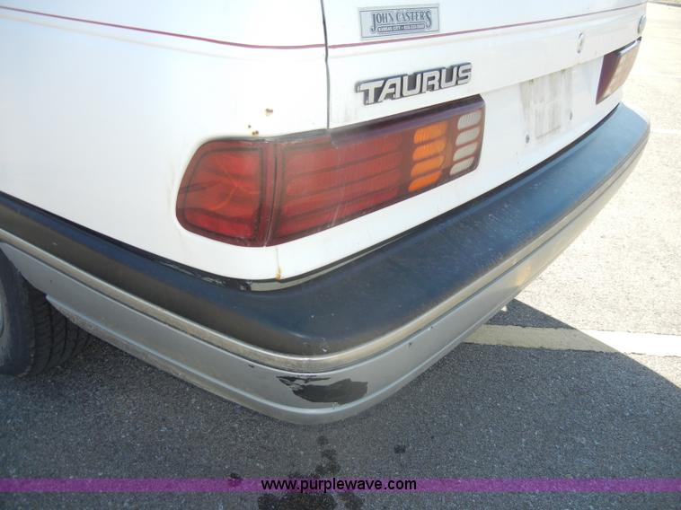 image for item C4072 1987 Ford Taurus LX