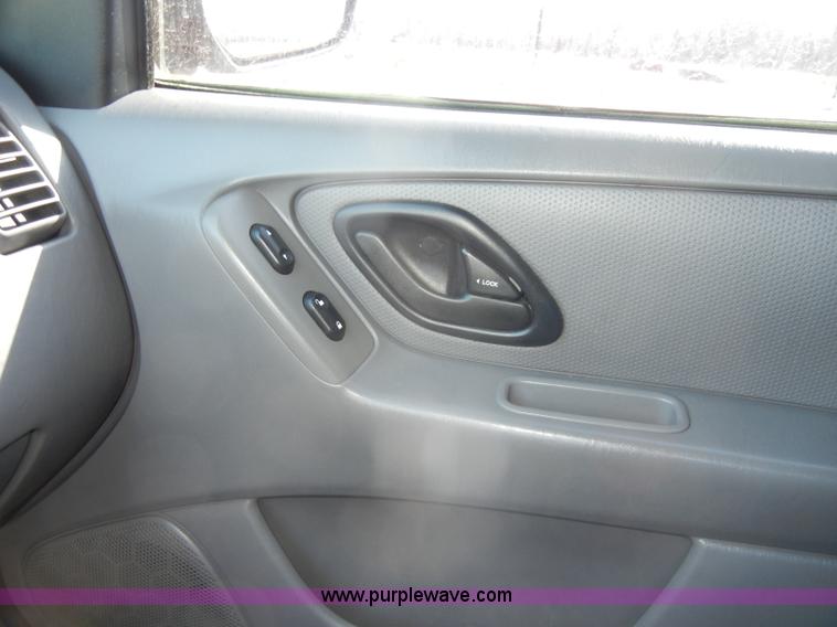 image for item C4073 2002 Ford Escape XLS SUV