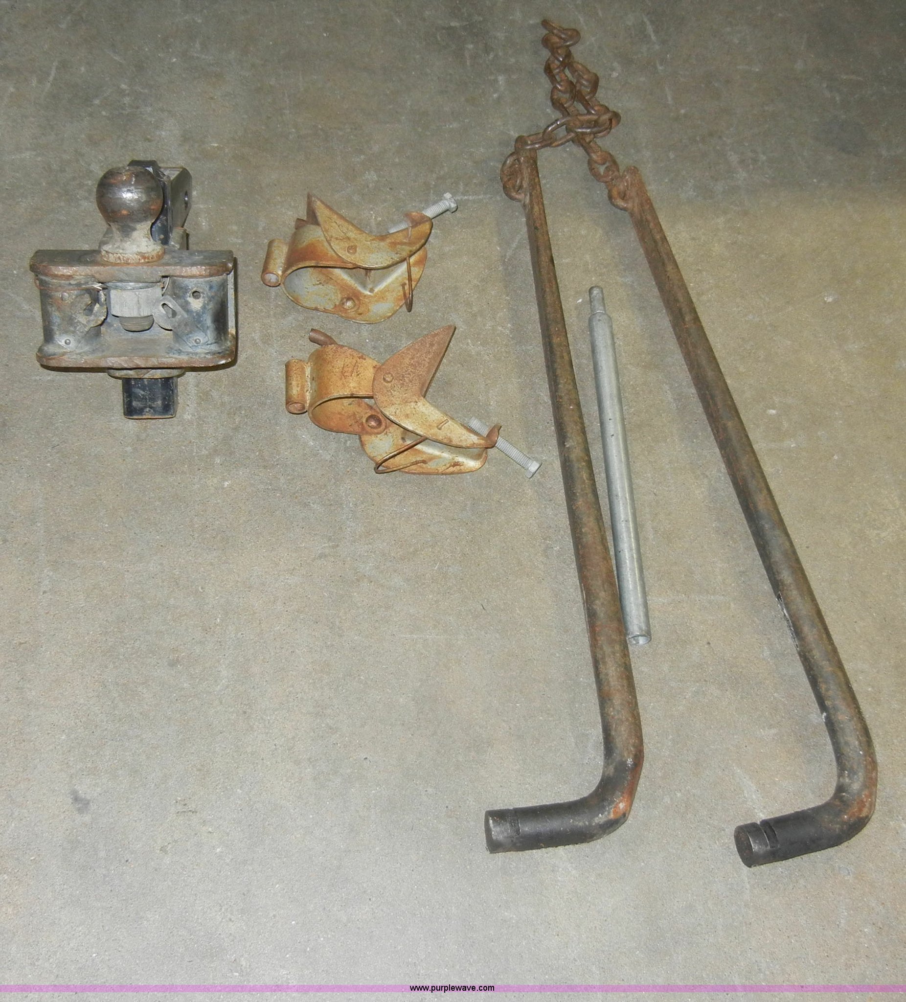 Equalizer hitch unit in Manhattan, KS Item S9371 sold Purple Wave