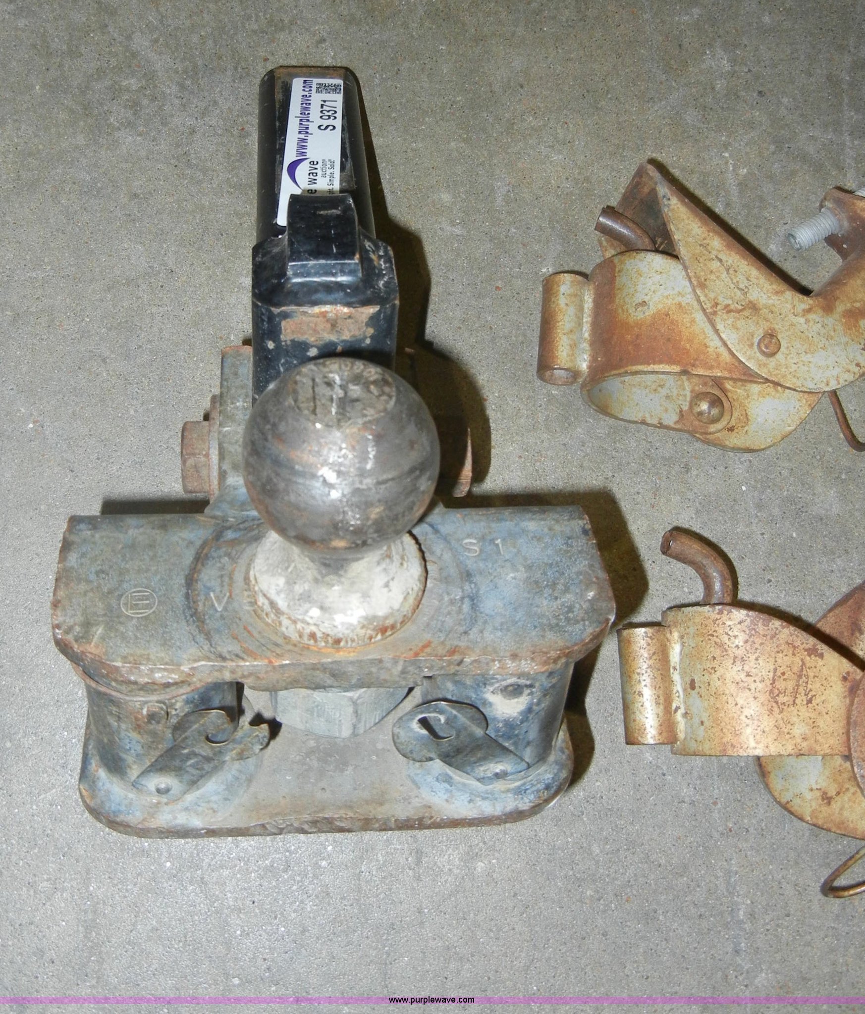 Equalizer hitch unit in Manhattan, KS Item S9371 sold Purple Wave