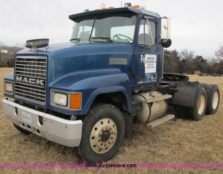 image for item B2177 1990 Mack CH613 semi truck