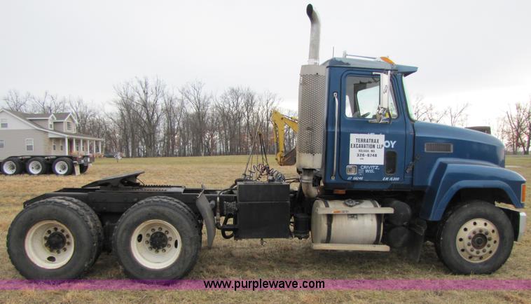 image for item B2177 1990 Mack CH613 semi truck