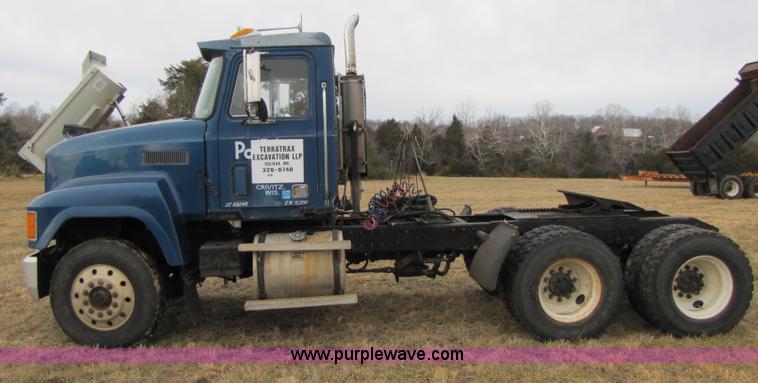image for item B2177 1990 Mack CH613 semi truck
