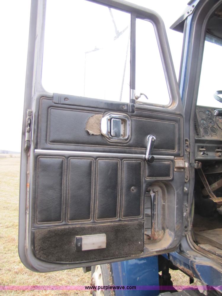 image for item B2177 1990 Mack CH613 semi truck