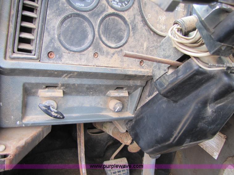 image for item B2177 1990 Mack CH613 semi truck