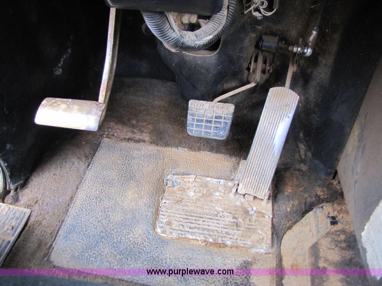 image for item B2177 1990 Mack CH613 semi truck