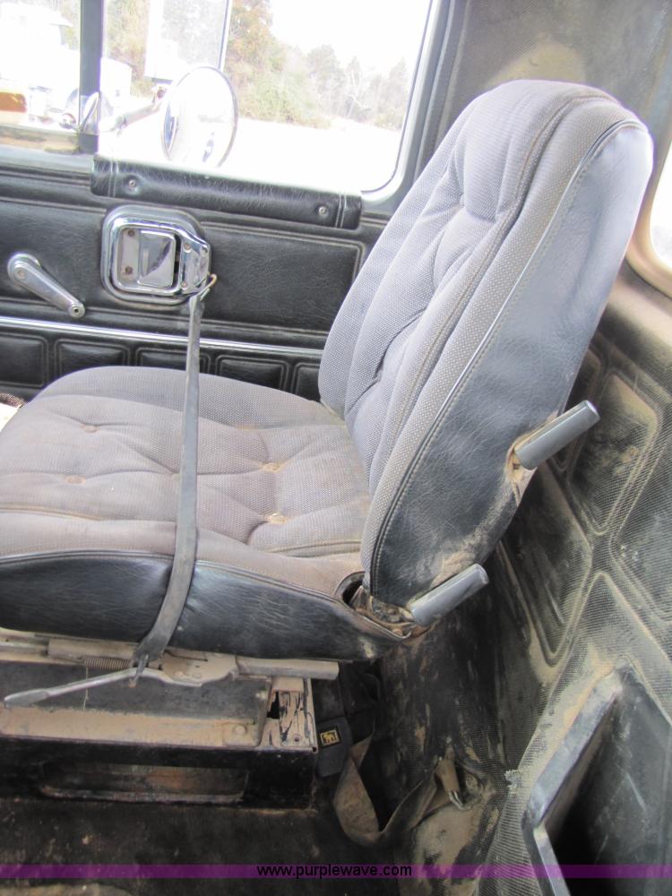 image for item B2177 1990 Mack CH613 semi truck