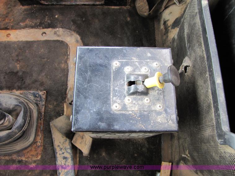 image for item B2177 1990 Mack CH613 semi truck