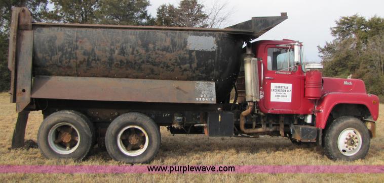 image for item B2178 1985 Mack RD686S dump truck