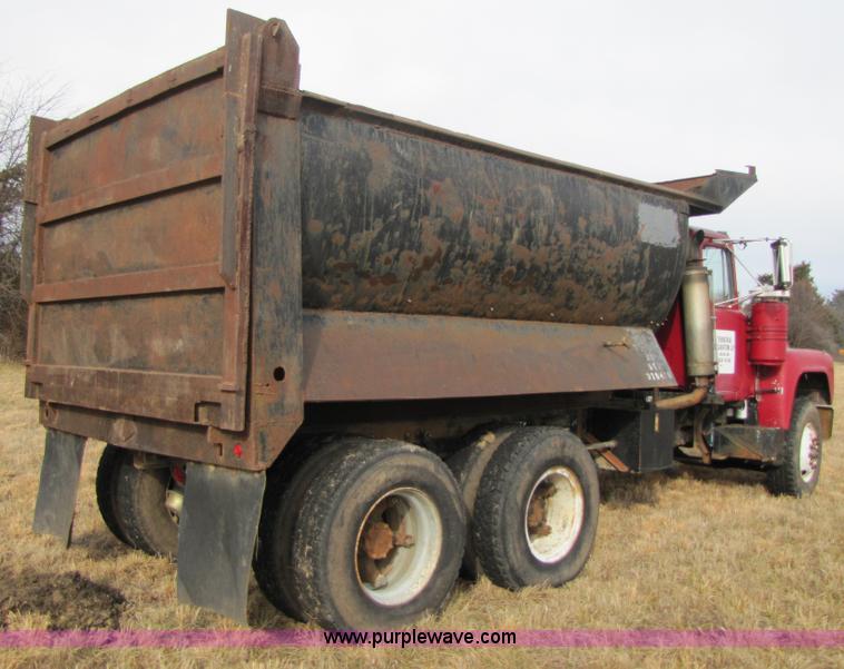 image for item B2178 1985 Mack RD686S dump truck