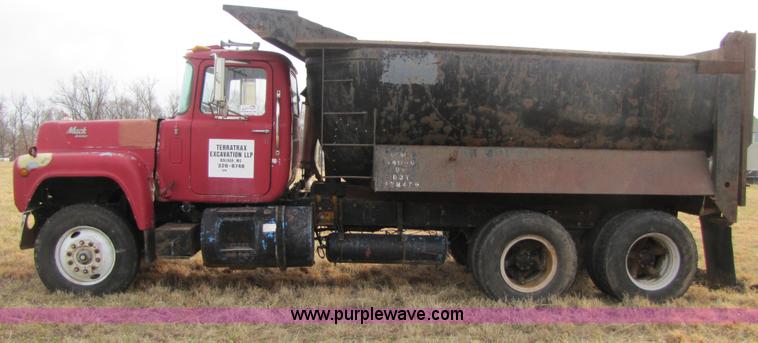 image for item B2178 1985 Mack RD686S dump truck