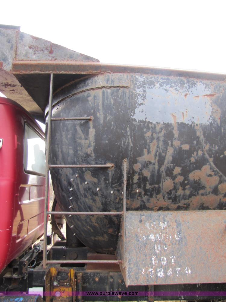 image for item B2178 1985 Mack RD686S dump truck