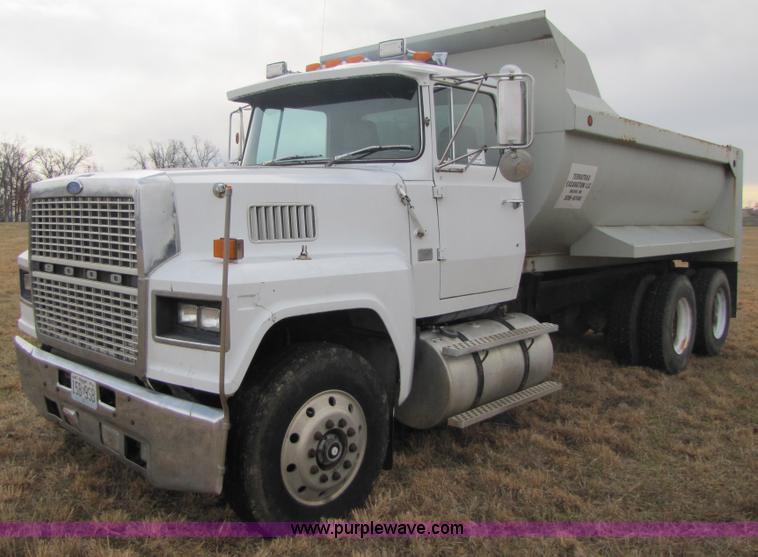 image for item B2179 1987 Ford LTL9000 dump truck
