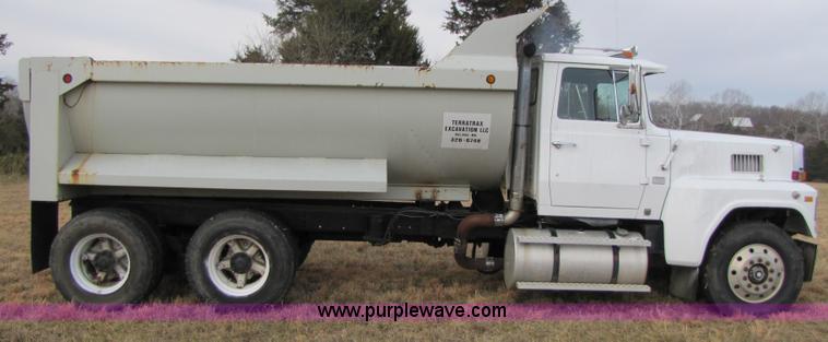 image for item B2179 1987 Ford LTL9000 dump truck