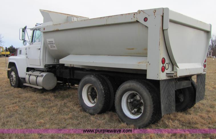 image for item B2179 1987 Ford LTL9000 dump truck