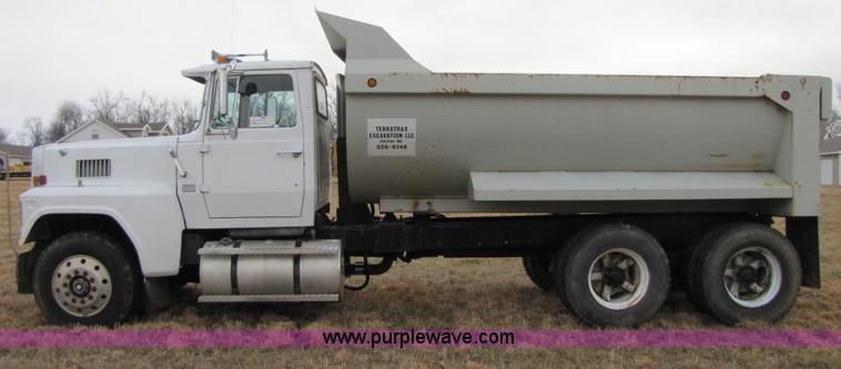 image for item B2179 1987 Ford LTL9000 dump truck