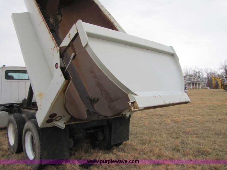 image for item B2179 1987 Ford LTL9000 dump truck