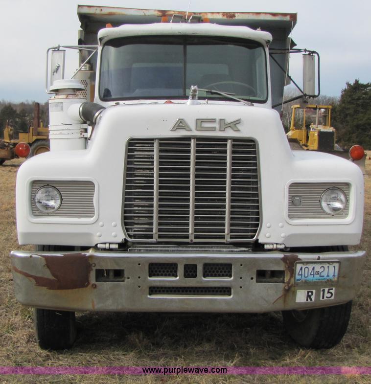 image for item B2184 1985 Mack R686ST dump truck